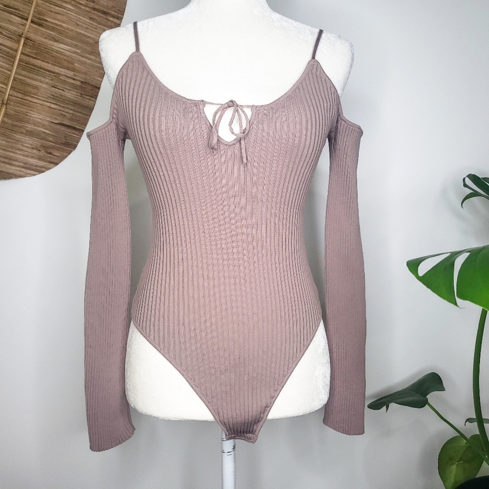 ⭐ Ribbed Cold Shoulder Bodysuit Taupe
